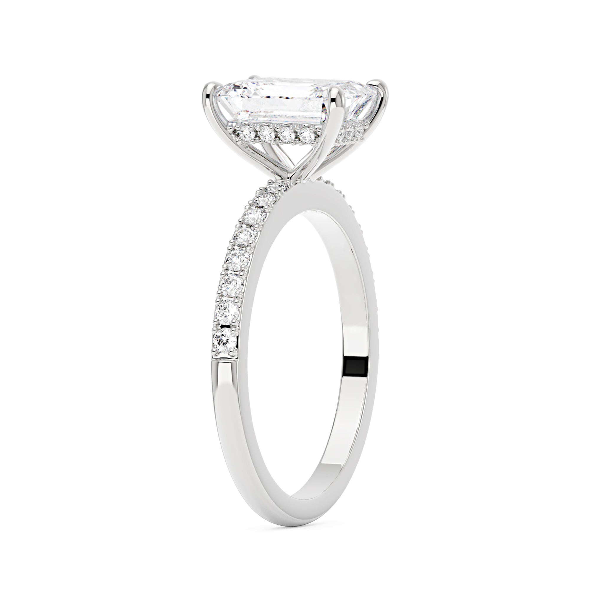 Bague émeraude sertie d'un halo caché et d'un pavage