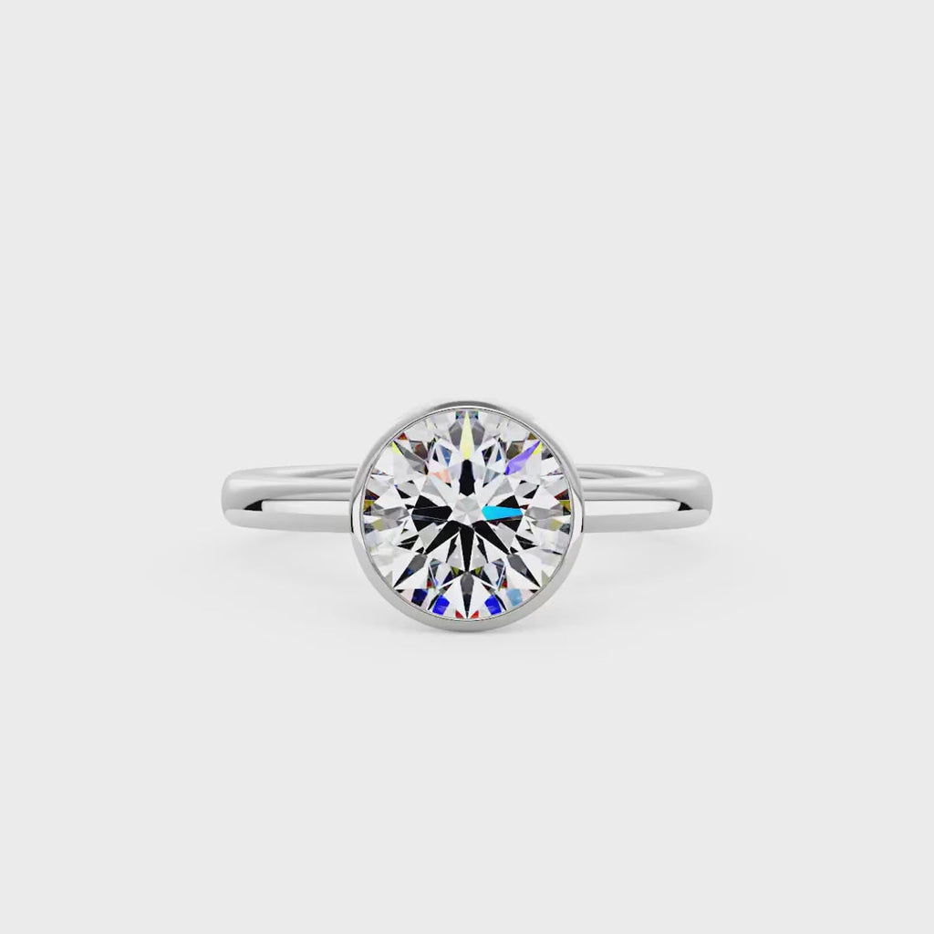 Bague solitaire en moissanite sertie sur une lunette ronde