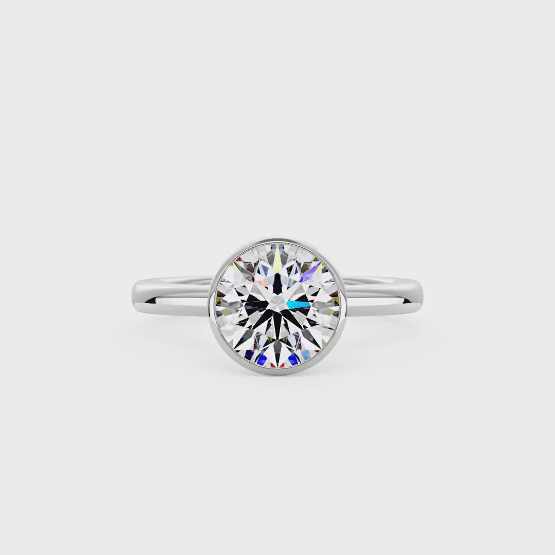Bague solitaire en moissanite sertie sur une lunette ronde