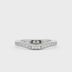 Alliance demi-alliance incurvée en moissanite pavée.