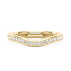 Alliance demi-alliance incurvée en moissanite pavée.