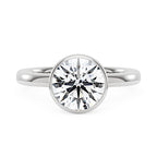 Bague solitaire en moissanite sertie sur une lunette ronde