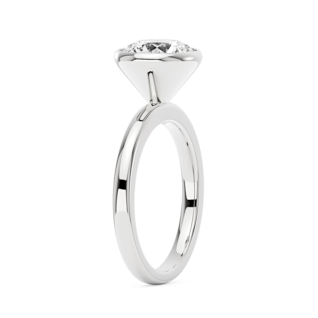 Bague solitaire en moissanite sertie sur une lunette ronde