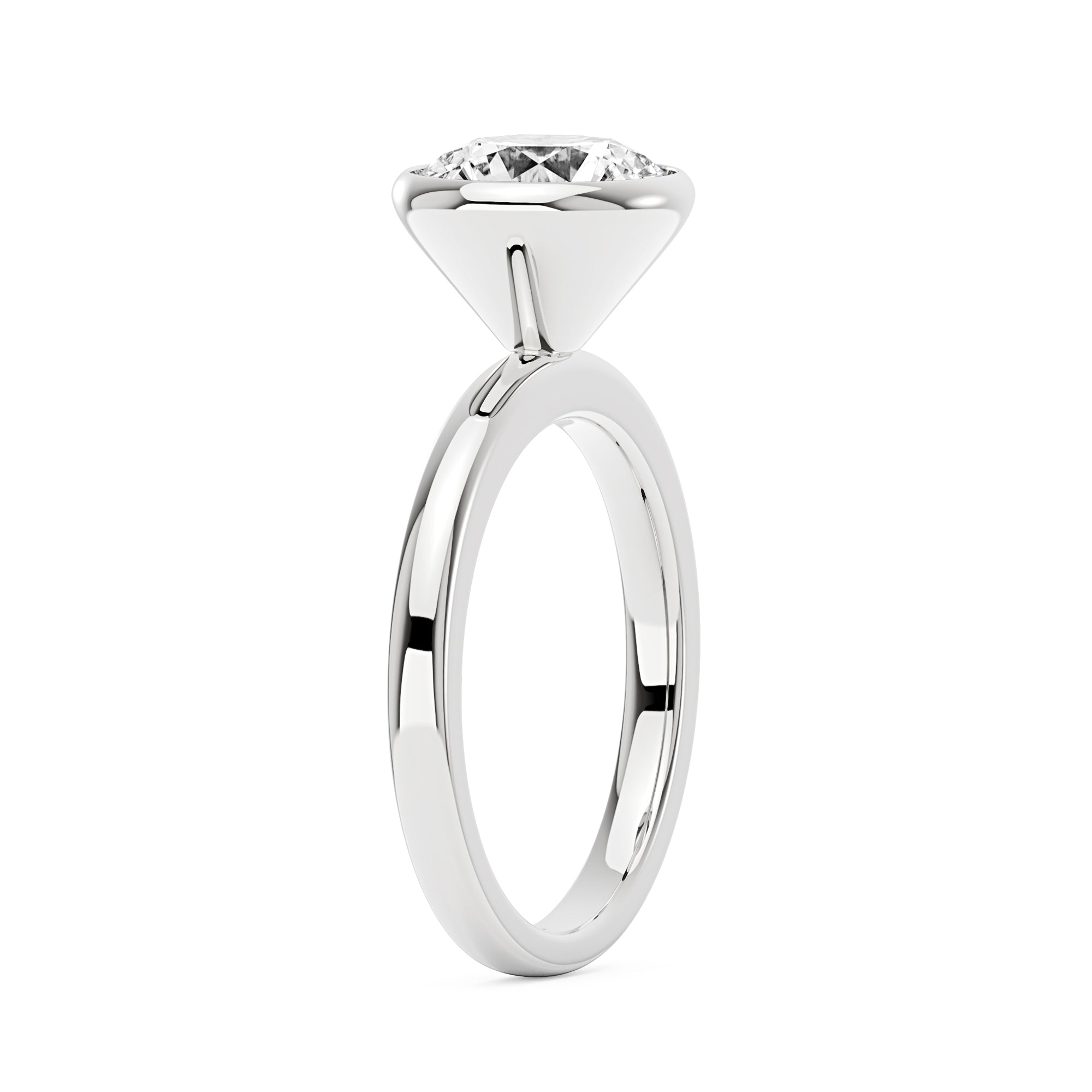 Bague solitaire en moissanite sertie sur une lunette ronde