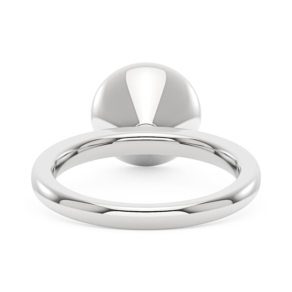 Bague solitaire en moissanite sertie sur une lunette ronde