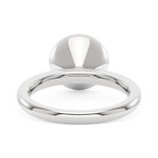 Bague solitaire en moissanite sertie sur une lunette ronde