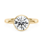 Bague solitaire en moissanite sertie sur une lunette ronde