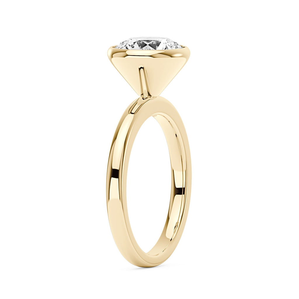 Bague solitaire en moissanite sertie sur une lunette ronde