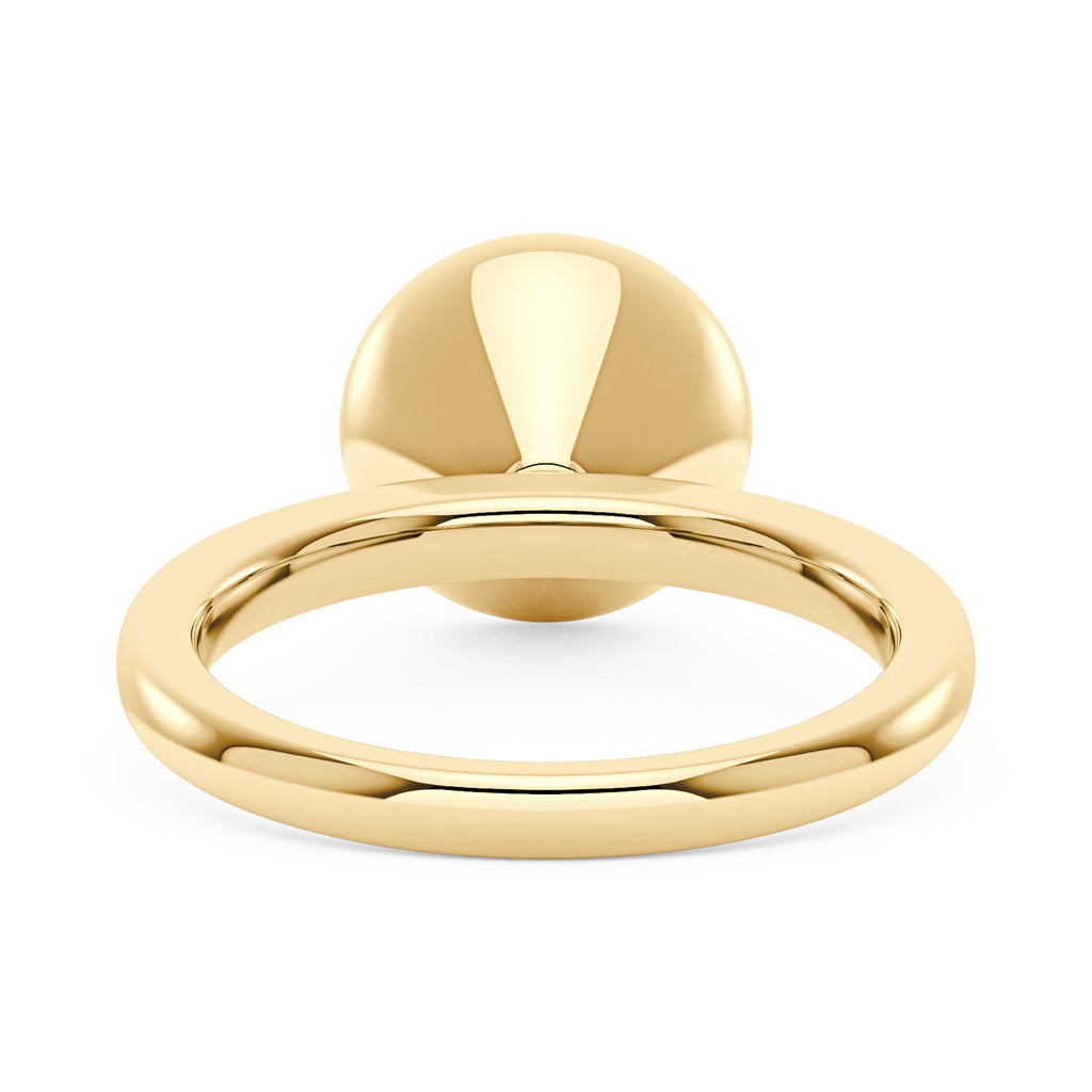 Bague solitaire en moissanite sertie sur une lunette ronde