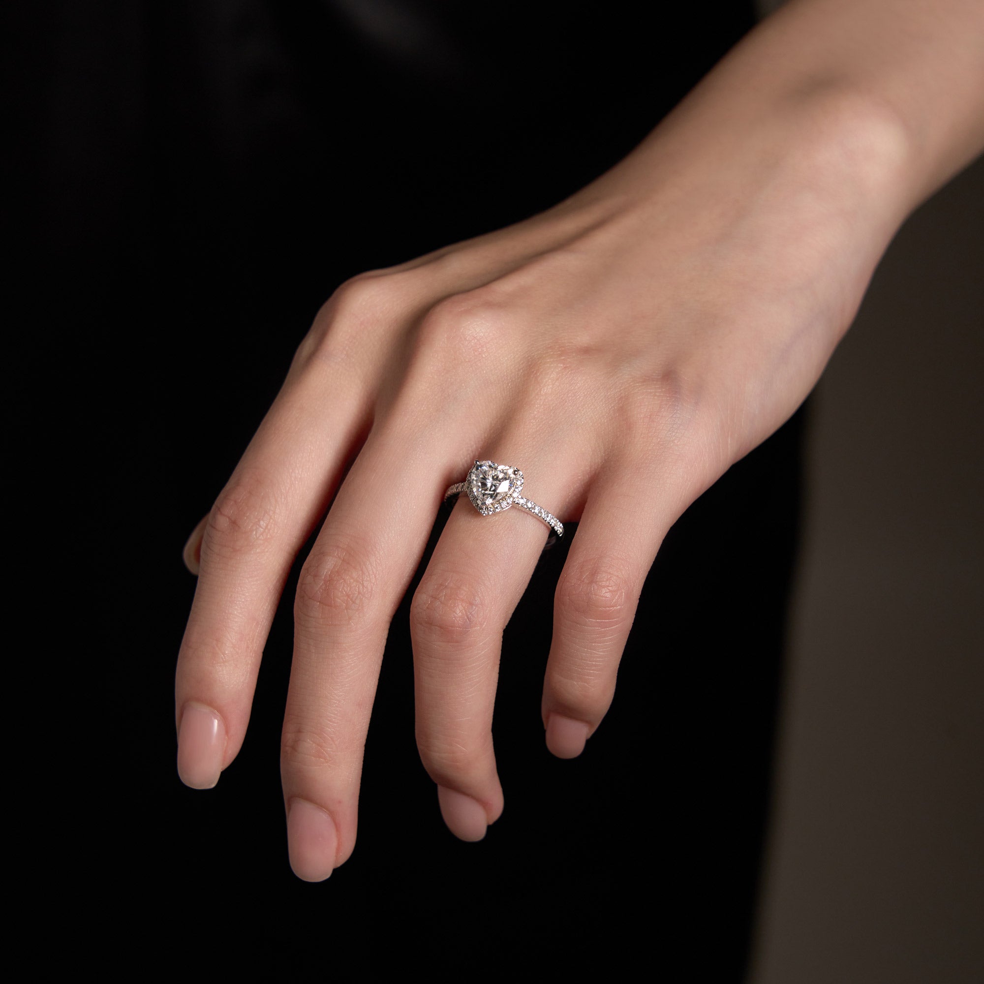 Bague halo en moissanite en forme de cœur avec anneau pavé