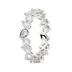 Alliance sertie d'une moissanite poire irrégulière