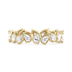 Alliance sertie d'une moissanite poire irrégulière