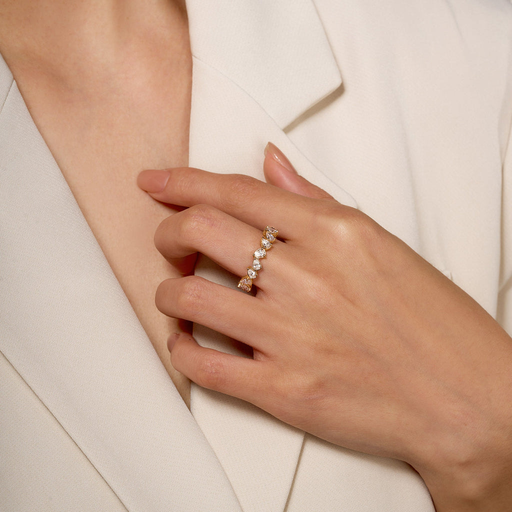 Alliance sertie d'une moissanite poire irrégulière