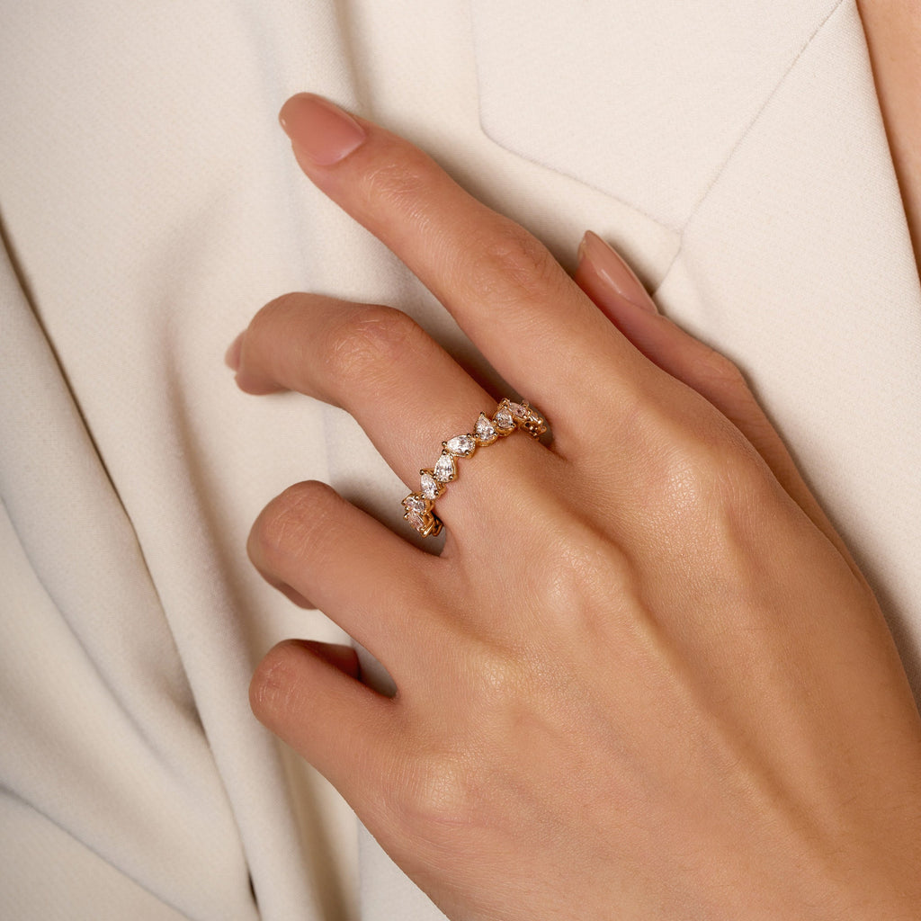 Alliance sertie d'une moissanite poire irrégulière