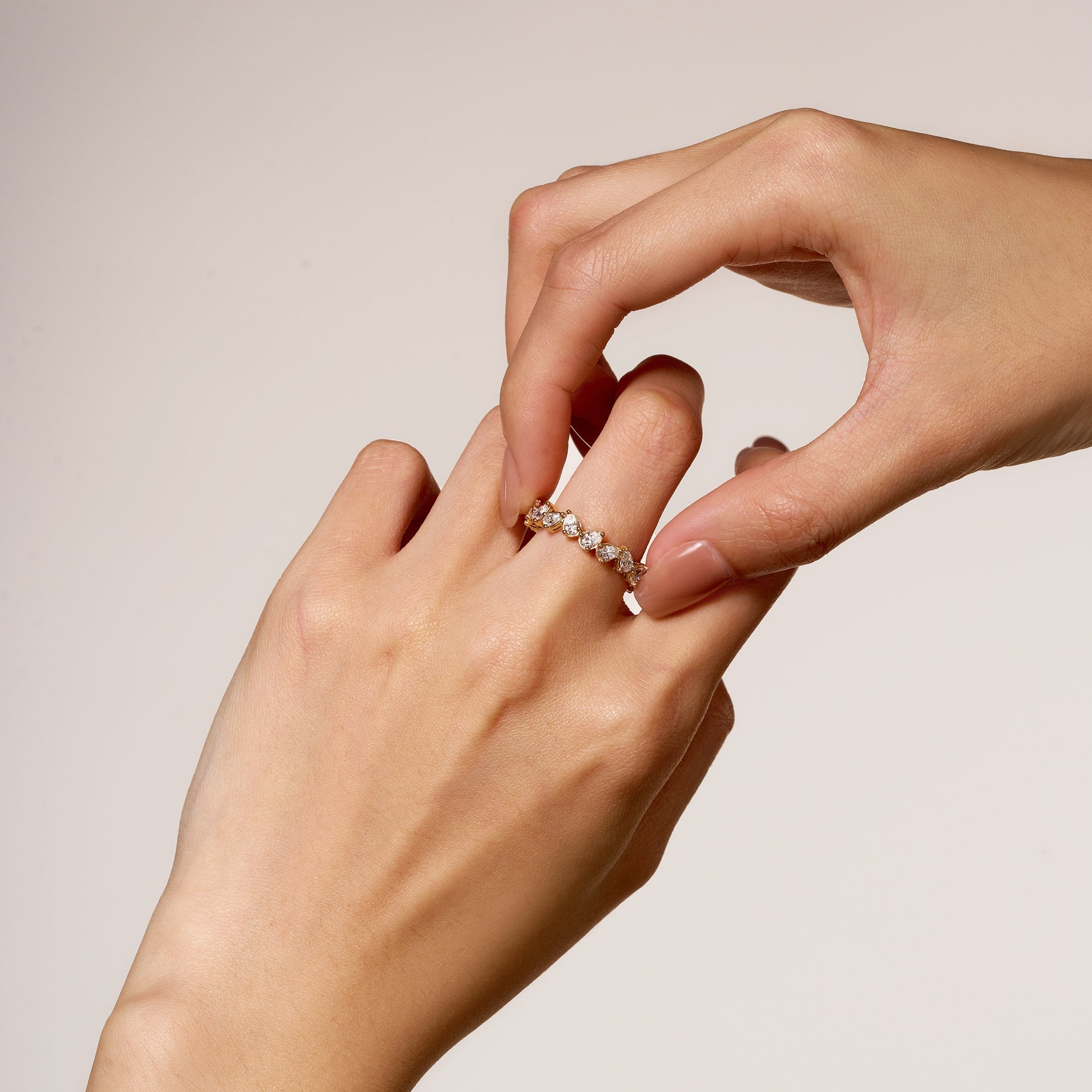 Alliance sertie d'une moissanite poire irrégulière