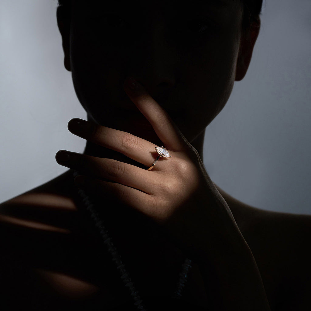 Bague solitaire en moissanite taille marquise avec halo caché