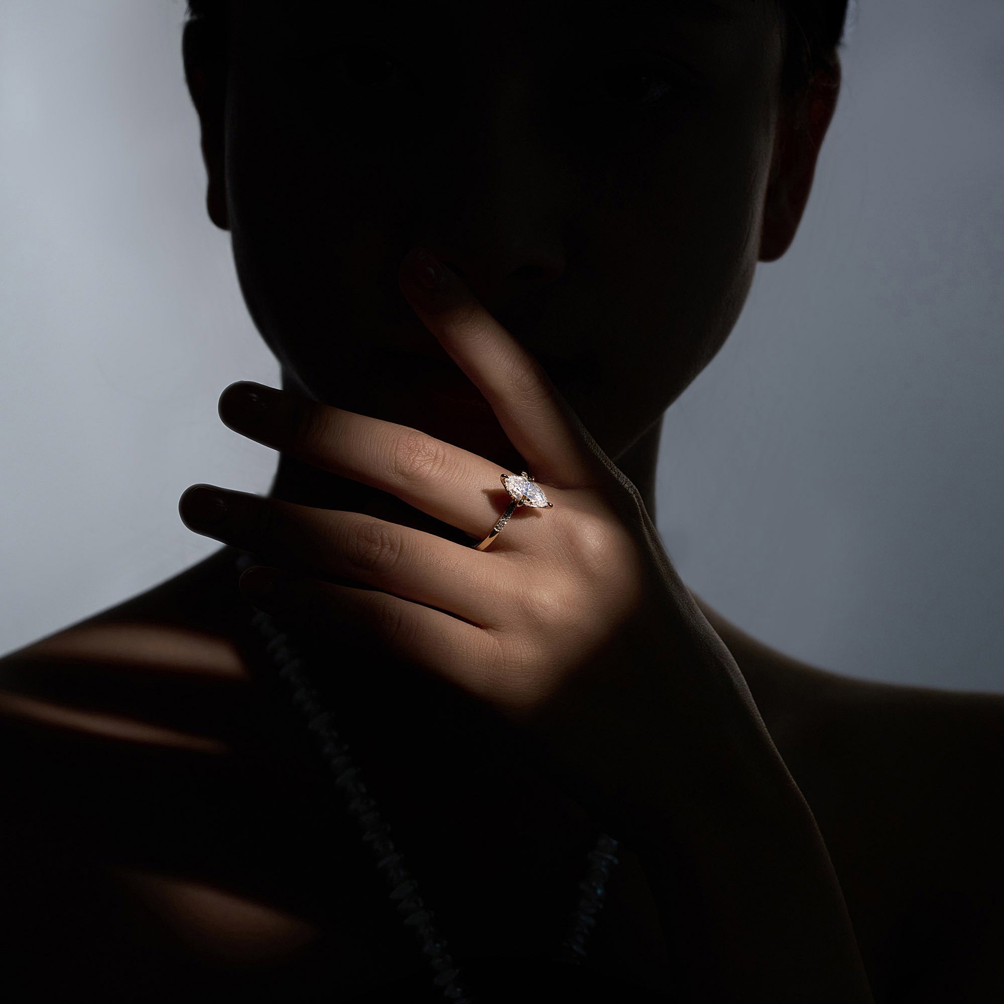 Bague solitaire en moissanite taille marquise avec halo caché