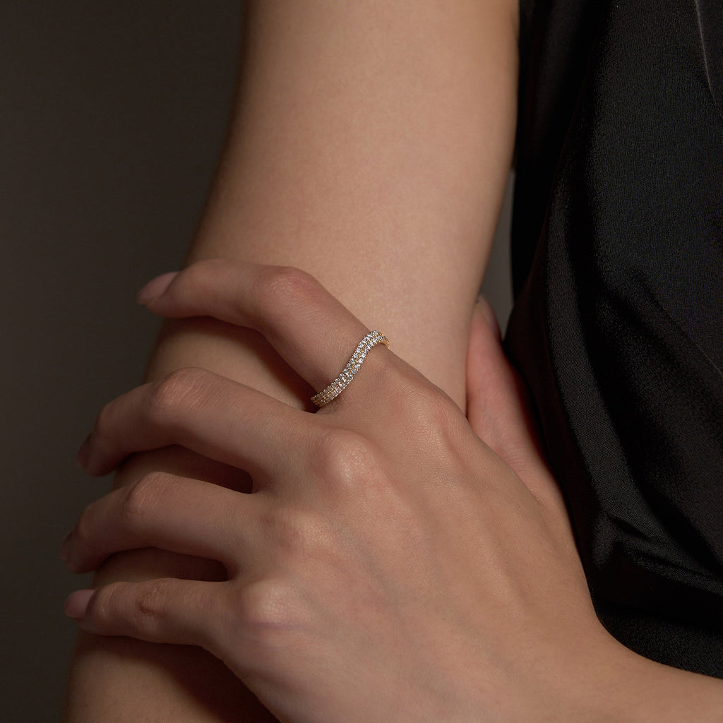 Alliance demi-alliance pavée de moissanite inspirée par la nature, motif vague, inspirée par la nature.