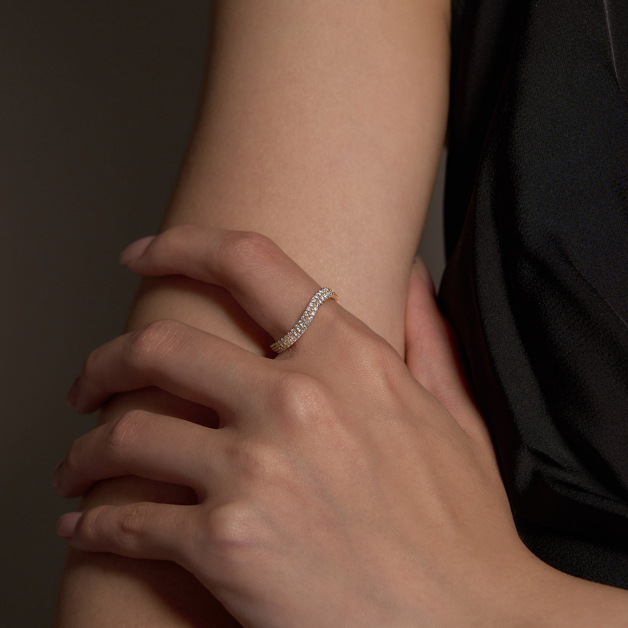 Alliance demi-alliance pavée de moissanite inspirée par la nature, motif vague, inspirée par la nature.