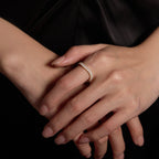 Alliance demi-alliance pavée de moissanite inspirée par la nature, motif vague, inspirée par la nature.