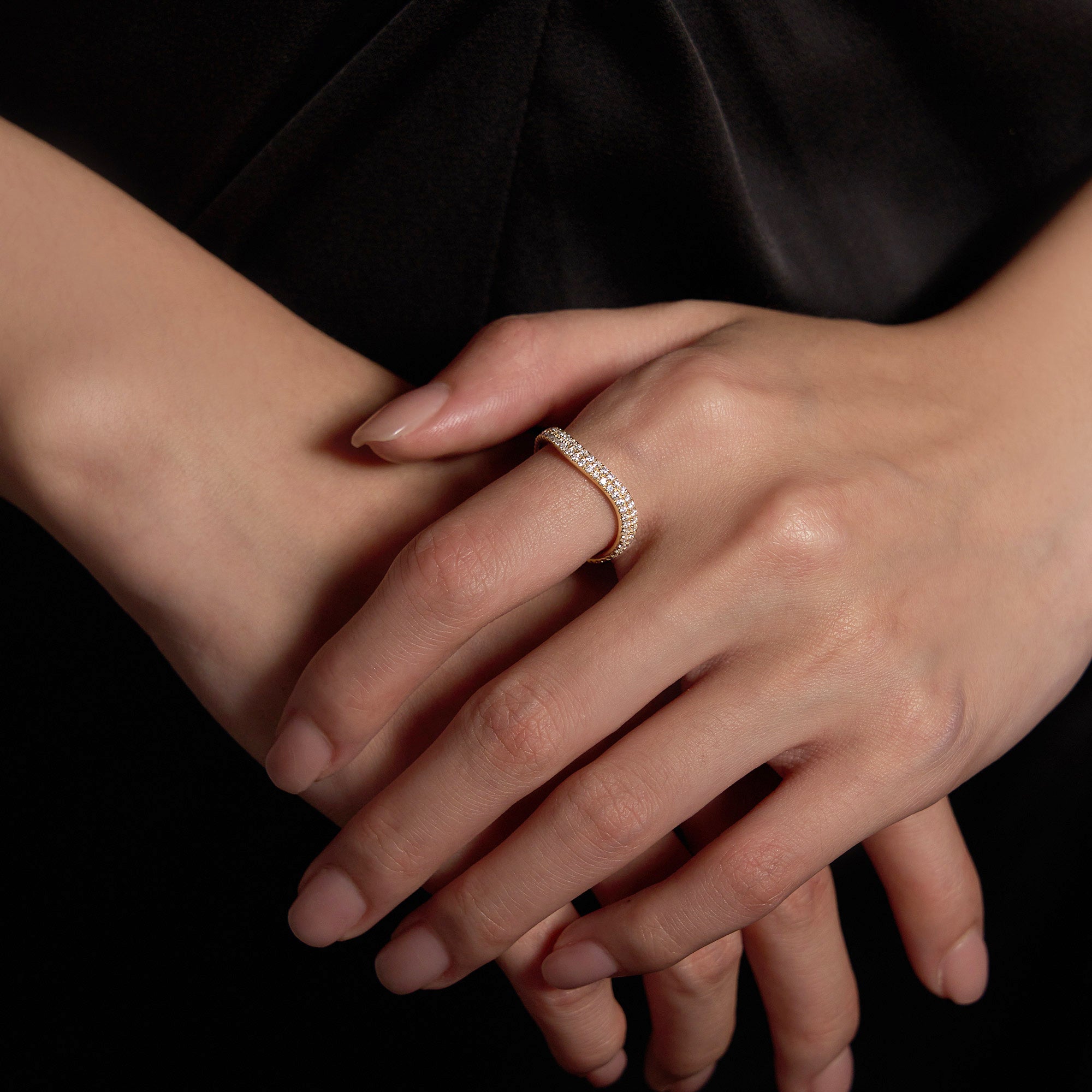 Alliance demi-alliance pavée de moissanite inspirée par la nature, motif vague, inspirée par la nature.