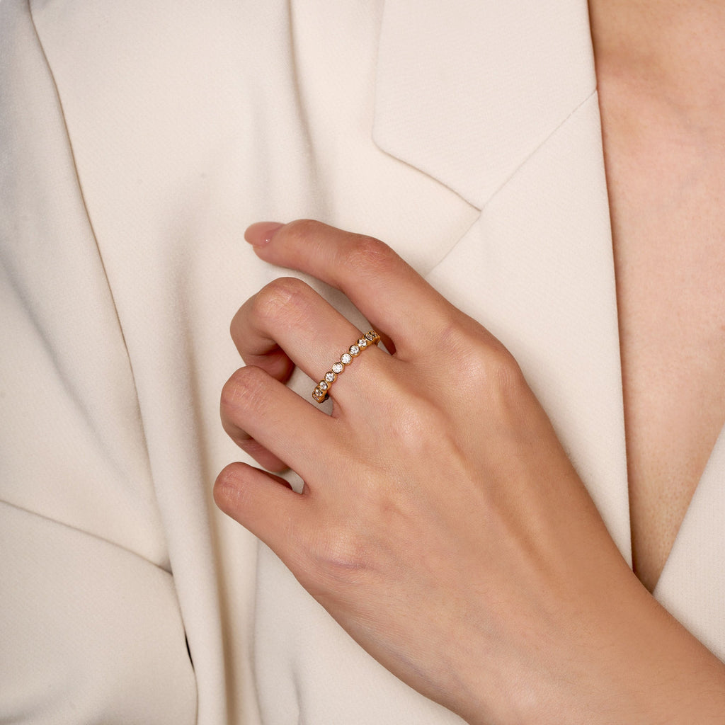 Alliance sertie d'une moissanite ronde