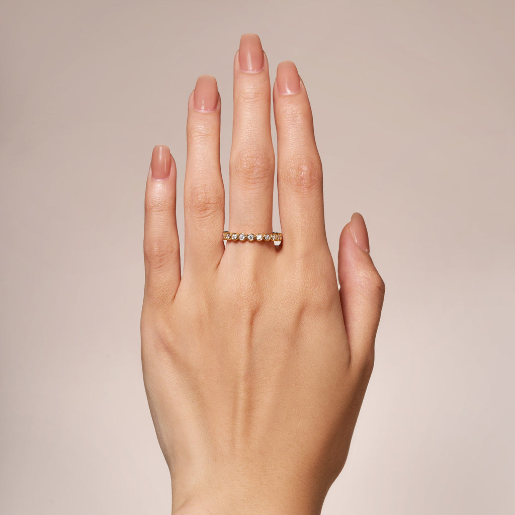 Alliance sertie d'une moissanite ronde